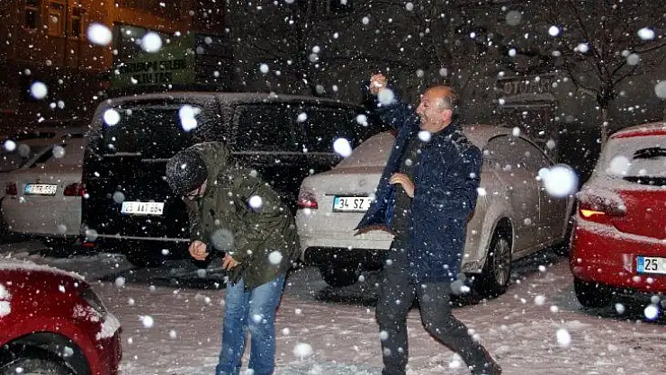 Erzurum'da lapa lapa kar kenti beyaza bürüdü