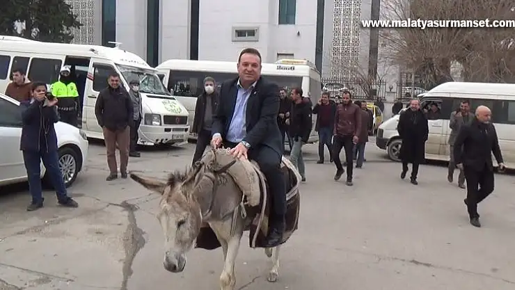 Eşekli protesto, başkanın sırtüstü yere düşmesi ile sona erdi
