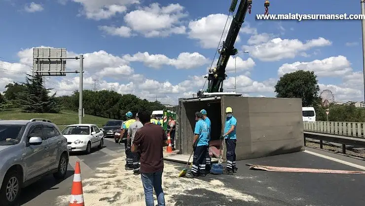 Esenler'de nakliye kamyoneti yola devrildi: 1 yaralı