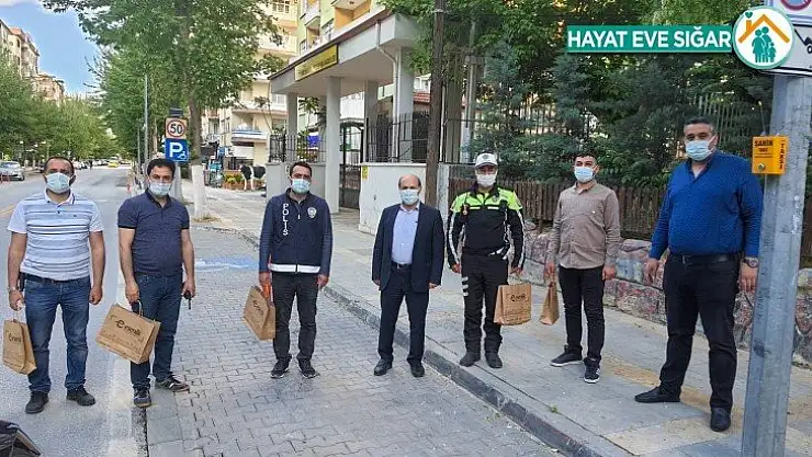 Esenlik, Görev başında ki polisleri unutmadı