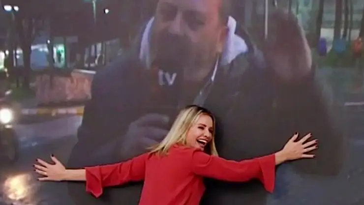 Esra Erol sevincini gizleyemedi, led ekranda bulunan muhabirinin görüntüsüne sarıldı