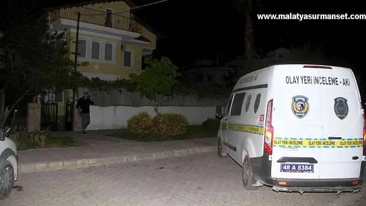 Ev arkadaşını çekiçle öldürdü