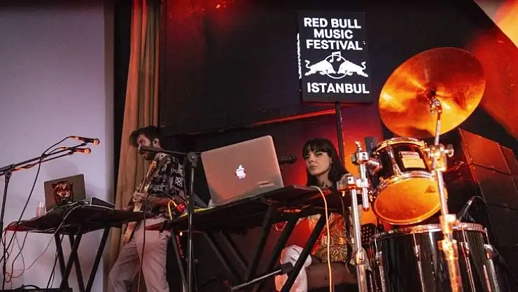 Evde Çal konserlerinin bugünkü konuğu Akın Sevgör olacak