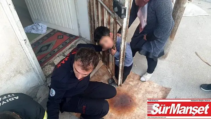 Evde yalnız bırakılan çocuğun başı demir korkuluğa sıkıştı