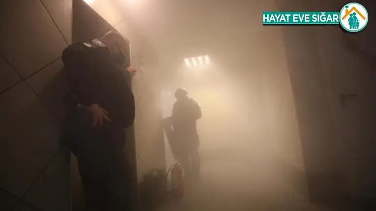 Evden çıkmak istemeyen kiracı polisle çatıştı
