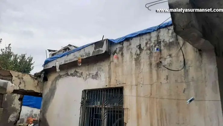 Evin iç sıvası yağışa dayanamadı