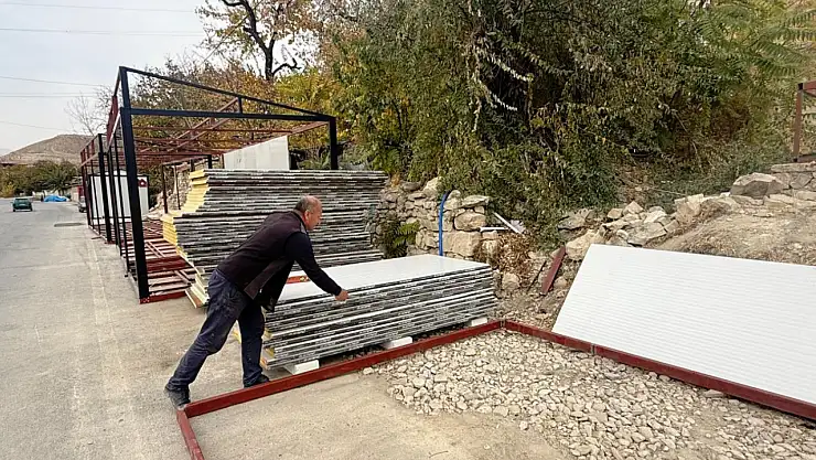 Evin önünü konteyner üretimine çevirdi