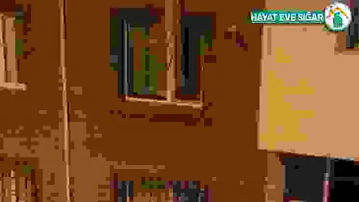 Evinden sarkıttığı çarşafla binadan inmeye çalıştı