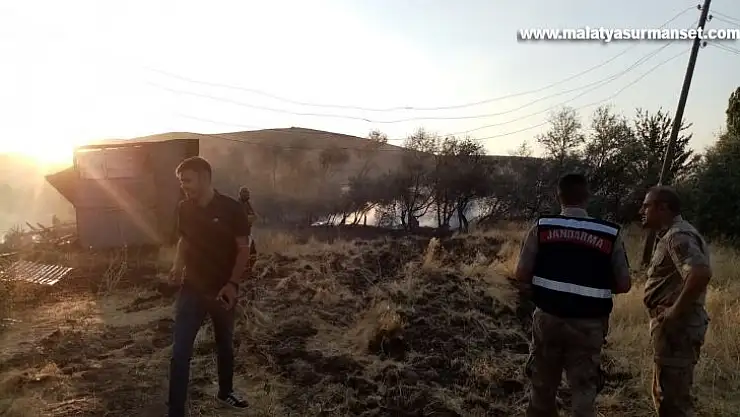 Evinin etrafındaki kuru otları yakmak istedi, ahırı kül oldu