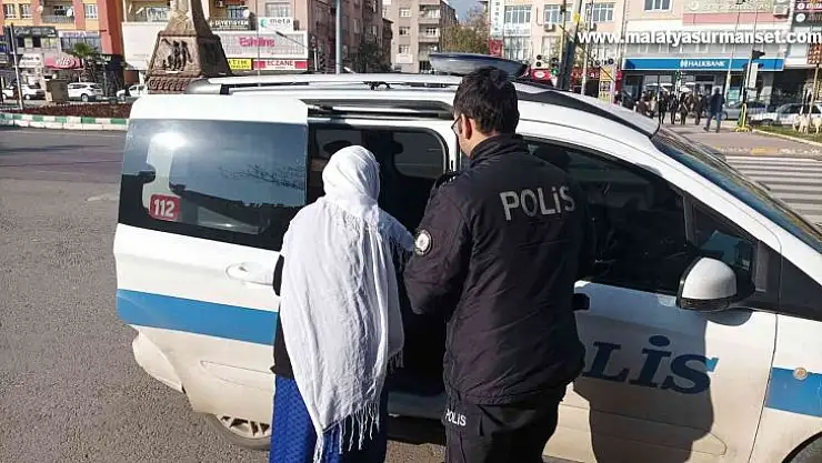 Evinin yolunu unutan yaşlı kadının yardımına polis yetişti