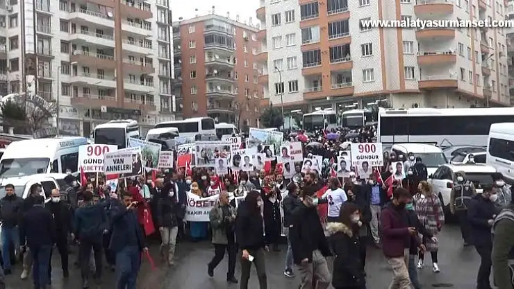 Evlat nöbetindeki aileler, 'Şehitler ölmez, vatan bölünmez' sloganları ile yürüdü