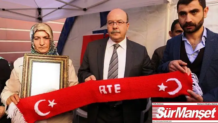Evlat nöbetindeki aileler Cumhurbaşkanı için ördükleri atkıyı teslim etti