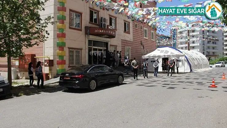 Evlat nöbetindeki aileler, HDP'li vekillerin parti binasına makam aracıyla gelmelerine tepki gösterdi