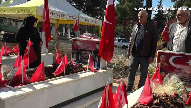 Evlat nöbetindeki ailelerden Gara şehitlerinin mezarına ziyaret