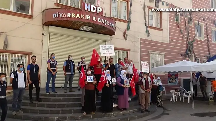 Evlat nöbetindeki ailelerden HDP ve PKK'ya sloganlı tepki