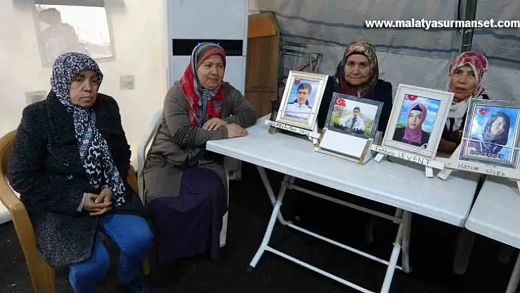 Evlat nöbetindeki anne kızına seslendi: 'Ölmeden seni görmek, allı duvaklı gelin etmek istiyorum'