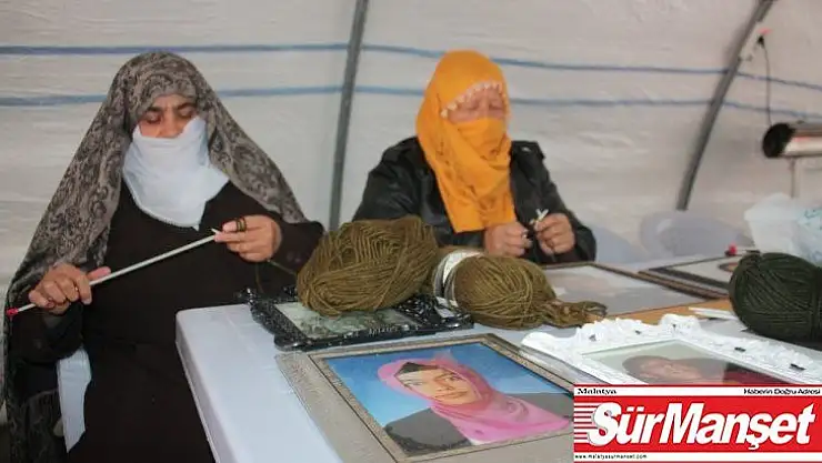 Evlat nöbetindeki anneler Mehmetçiğe atkı ördü