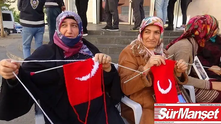 Evlat nöbetindeki anneler Türk bayraklı atkı örüyor