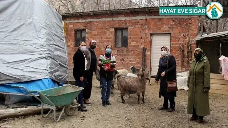 Evlerinin geçimine katkıda bulunan kadınlara çiçek
