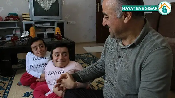 Evlerinin neşe kaynağı, Cam kemik hastası ikizler 15 yaşına girdi
