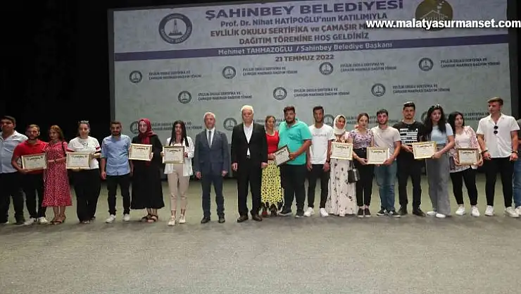 Evlilik okulunda Nihat Hatipoğlu çiftlere evliliğin önemi ile ilgili bilgiler verdi