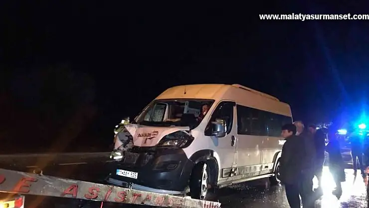Fabrika servisi ile tır çarpıştı: 8 yaralı