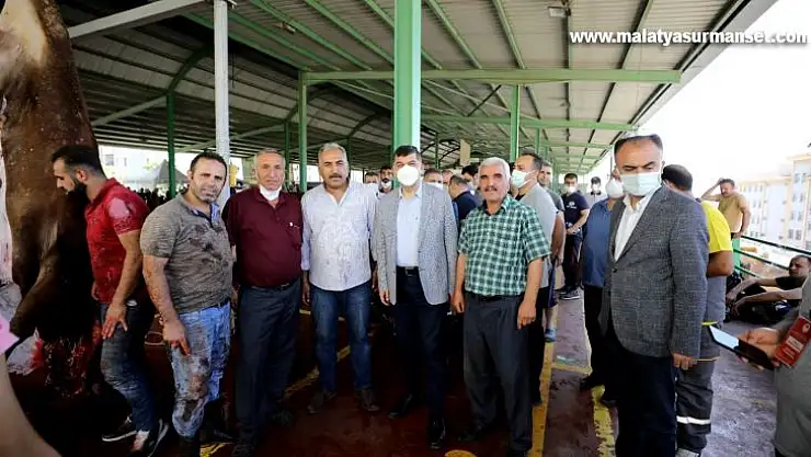 Fadıloğlu, kurban kesim yerlerini gezdi, vatandaşla bayramlaştı