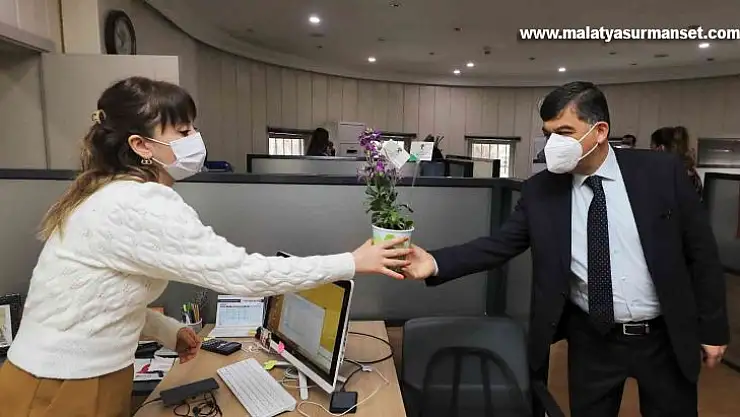 Fadıloğlu'ndan kadın personellere çiçek