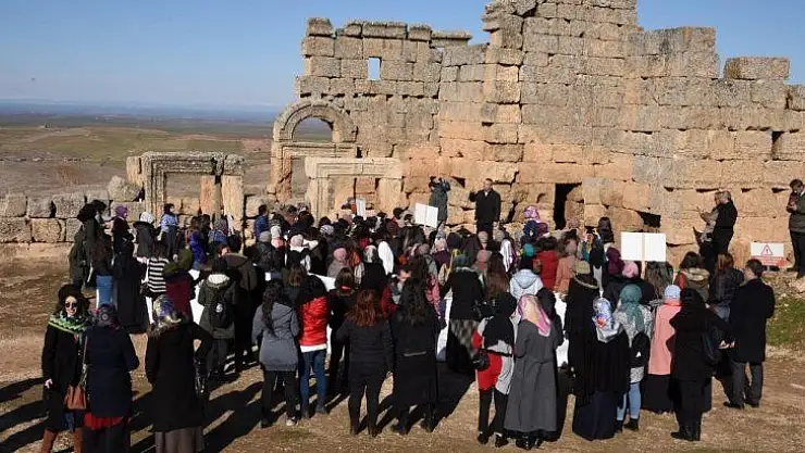 Farklı illerde eğitim gören üniversite öğrencileri Zerzevan kalesini gezdi