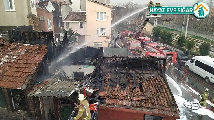 Fatih'te iki metruk bina alev alev yandı