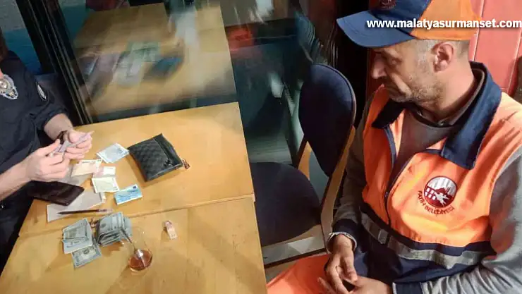 Fatih'te temizlik işçisi yolda para dolu cüzdan buldu