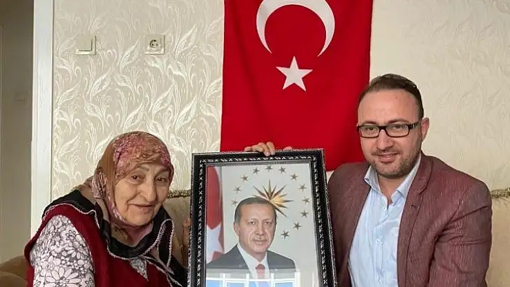 Fatma Teyzeye Erdoğan'ın tablosu hediye edildi