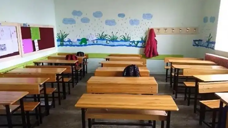 Fedakar öğretmen köy okulunu kendi imkanları ile yeniledi