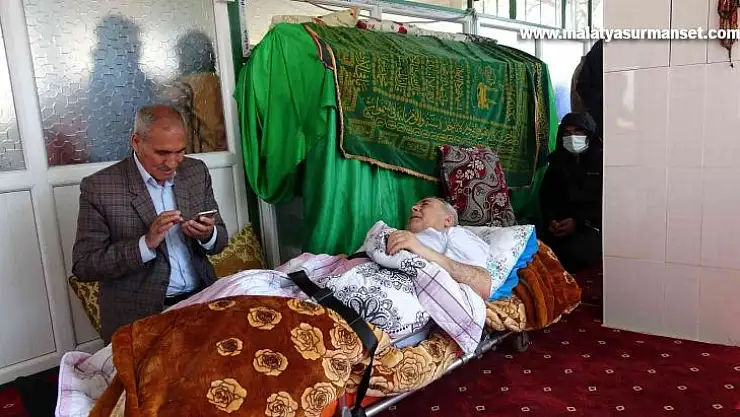 Felçli vatandaşların şifa buldukları iddia edilen türbeye ziyaretçi akını