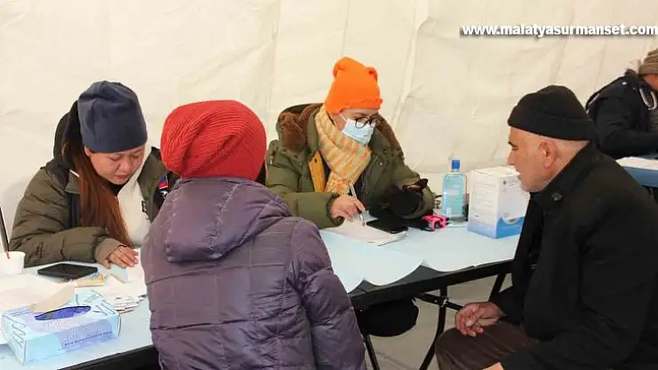 Filipinler ekibi 8 bin 810 kilometreden gelip sahra hastanesi kurdu