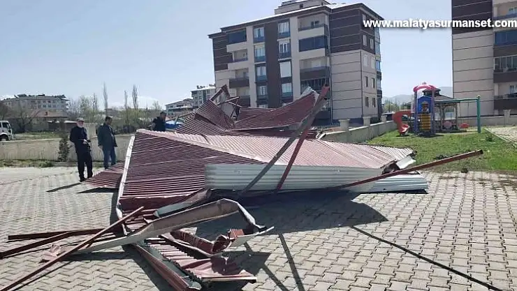 Fırtına binanın çatısını uçurdu, 3 araç hasar gördü