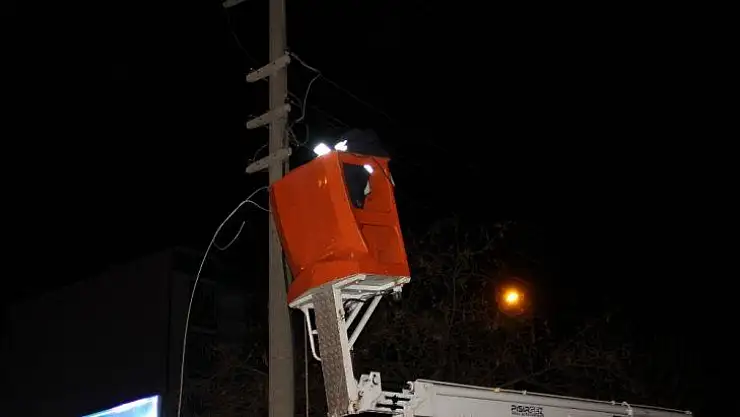 Fırtına elektrik tellerini kopardı