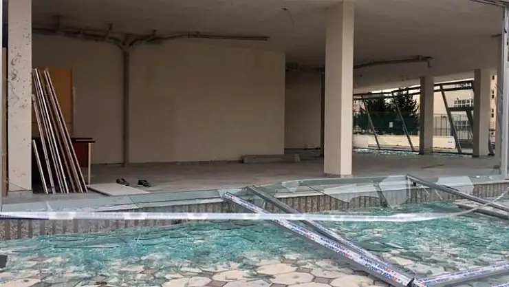 Fırtına hayatı felç etti: İşyerinin camları indi, çatılar uçtu