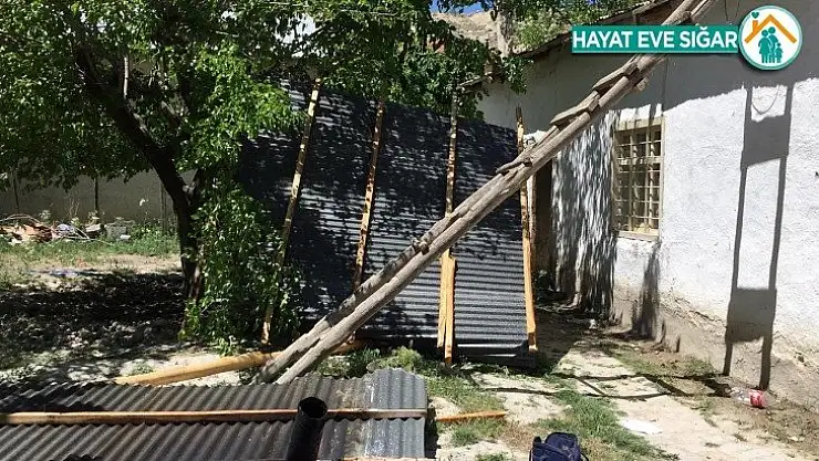 Fırtına, şehit annesinin evinin çatısını uçurdu