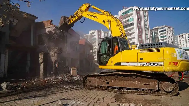 Fiyatları 2 milyonu bulan binalar arasında kalan yapıların yıkımına başlandı