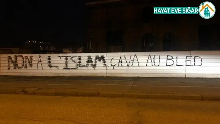 Fransa'da cami inşaatına çirkin saldırı