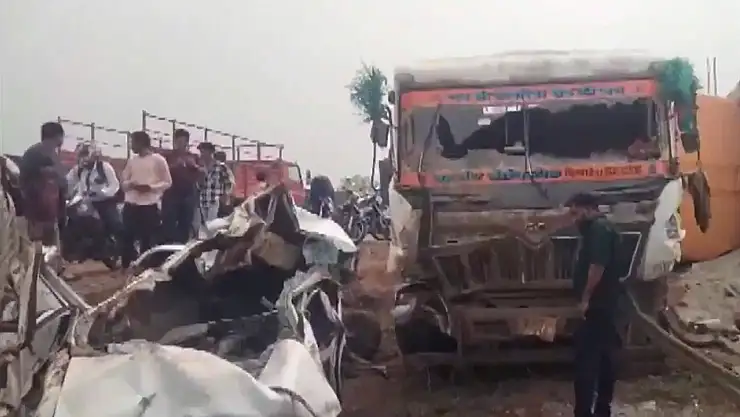 Fren Tutmadı, Kamyon Minibüsü Ezdi! 9 Ölü 2 Yaralı