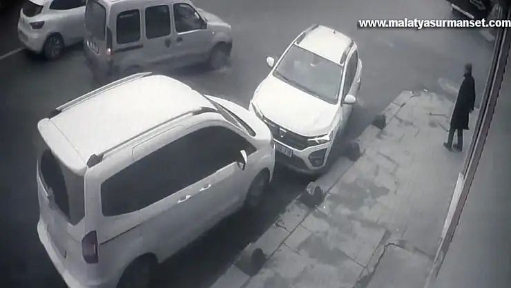 Fren yerine gaza basınca park halindeki otomobile çarptı, o anlar güvenlik kamerasına yansıdı