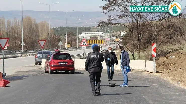 Freni arızalanan pikap kontrol noktasındaki sağlık görevlisine çarptı