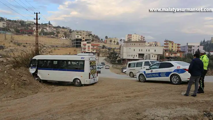 Freni boşalan öğrenci servisi toprak yığınına çarptı: 4 yaralı