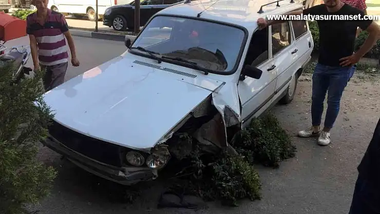 Freni boşalan otomobil önce direği devirdi ardından kaldırıma çarptı: 3 yaralı