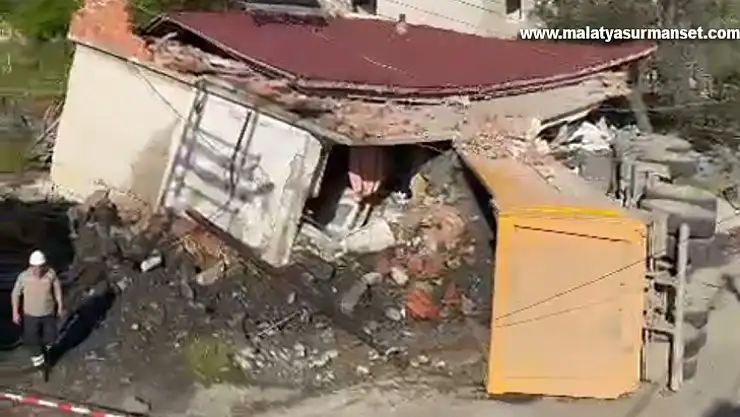 Freni patlayan taş yüklü kamyon evi yıktı
