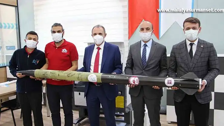 FÜ Rektörü Göktaş, Teknofest'ten başarılarla dönen Roket takımı ile bir araya geldi