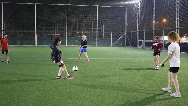 Futbol turnuvasında genç kızlar top koşturdu