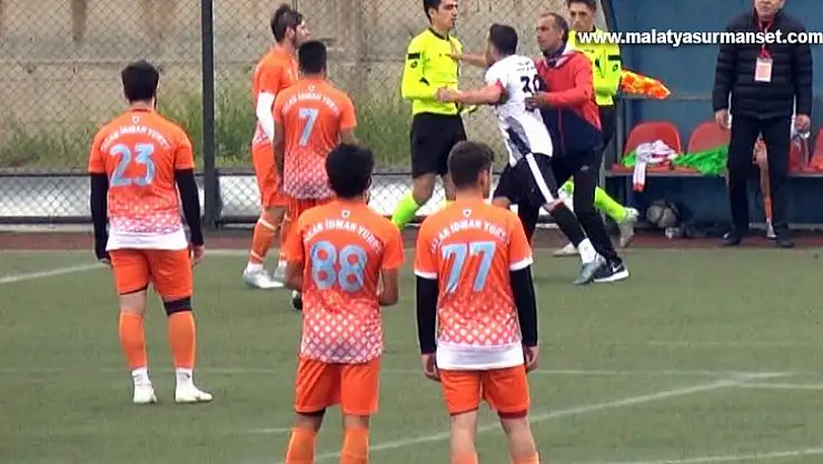 Futbolcu hakeme saldırdı maç tatil edildi